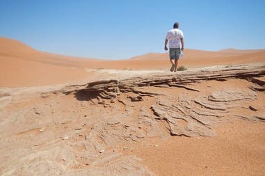 Turista nel deserto del Namib
