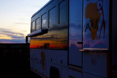 Safari truck in viaggio al tramonto in Sudafrica