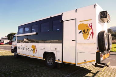 Safari truck parcheggiato per tour del Sudafrica