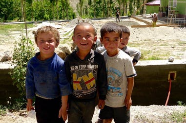 21-kids-fann-mountains-tajikistan