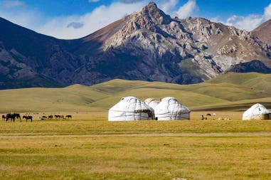 son-kul-travel-surrounding-tian-shan-mountains