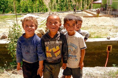 21-kids-fann-mountains-tajikistan-1