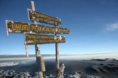 Cartelli sul Monte Kilimangiaro in Tanzania