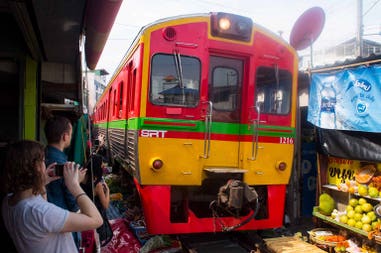maeklong-railway-market