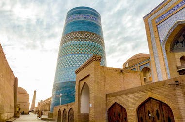 1kalta-minor-or-blue-tower-minaret-of-khiva-in-uzbekistan-central-asia