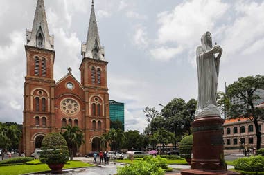 basilica-notre-dame-saigon-ho-chi-minh-vietnam