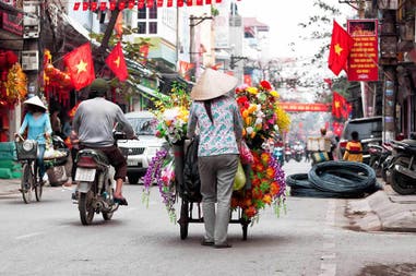 vietnam-hanoi-life-of-vietnamese-vendor