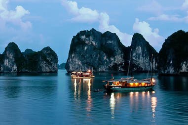 Vista di notte di Halong Bay in Vietnam