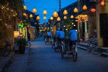 vietnam-hoi-an-street-night