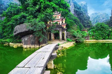 vietnam-ninh-binh-pagoda-225879769