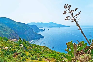 Vacanza a vela cabin charter dalla Sicilia alle Eolie