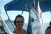 Skipper con pesce pescato a bordo della barca a vela Feeling 486