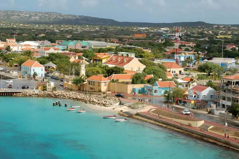 Vista del porto di Aruba 