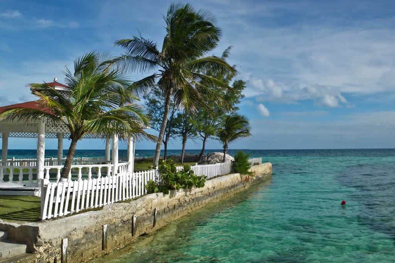 Oceanic coastline of the Bahamas