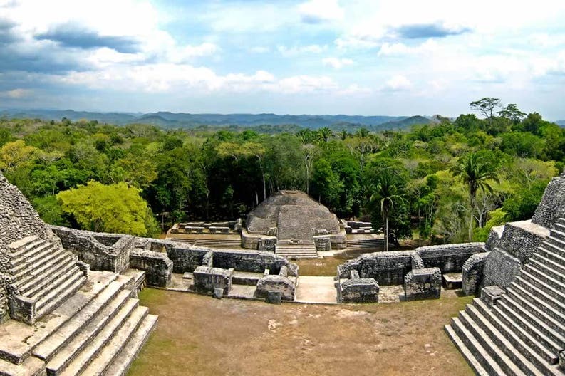 Vista del sito archeologico di Caracol nel distretto di Cayo nel Belize