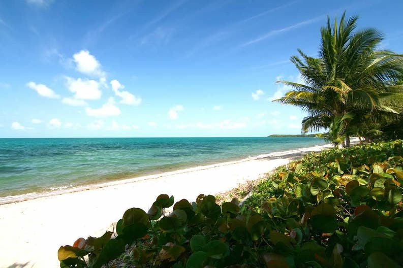 La spiaggia di Almond Beach nel villaggio di Hopkins nel Belize