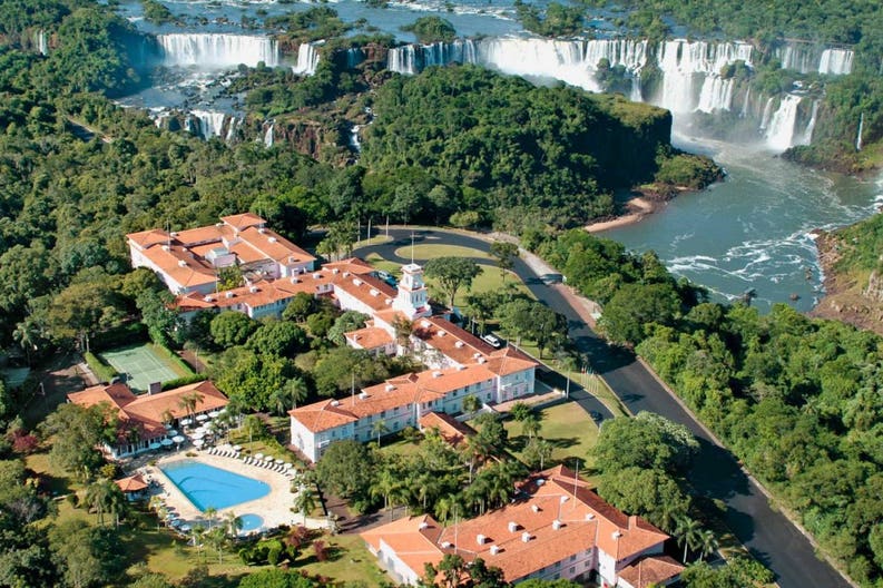 belmond-hotel-das-cataratas-with-iguaza-falls-1600x900