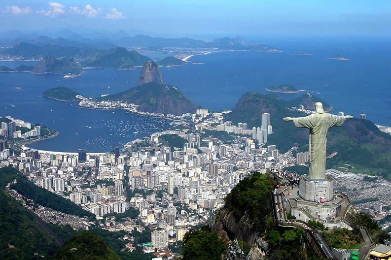 Vista di Rio de Janeiro dalla statura del Cristo Redentore in Brasile