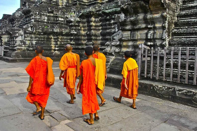 Monaci nel tempio in cambogia