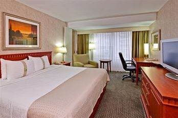 Camera da letto dell'Holiday Inn Montreal Midtown in Canada