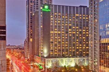 Vista dell'esterno dell'Holiday Inn Montreal Midtown in Canada