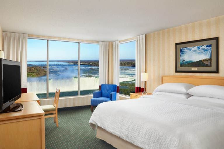 Bedroom of the hotel Four Points Niagara Fall in Canada