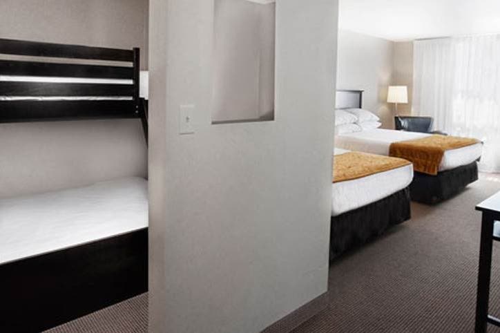 Bedroom of the hotel Skyline in Niagara Falls in Canada