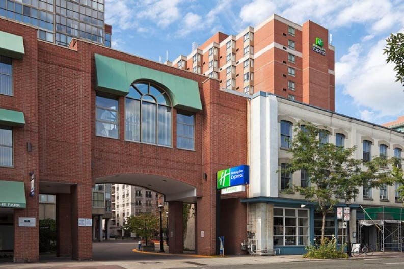 Vista esterna dell'hotel Holiday Inn Express a Toronto