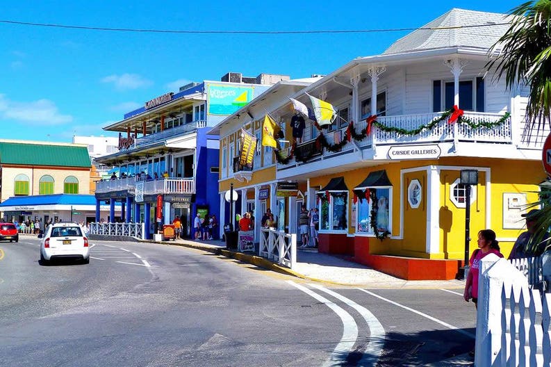 Edifici colorati nelle Isole Cayman