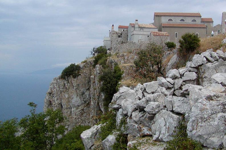Croazia Cherso scogliera Vista della scogliera di Cherso in Croazia