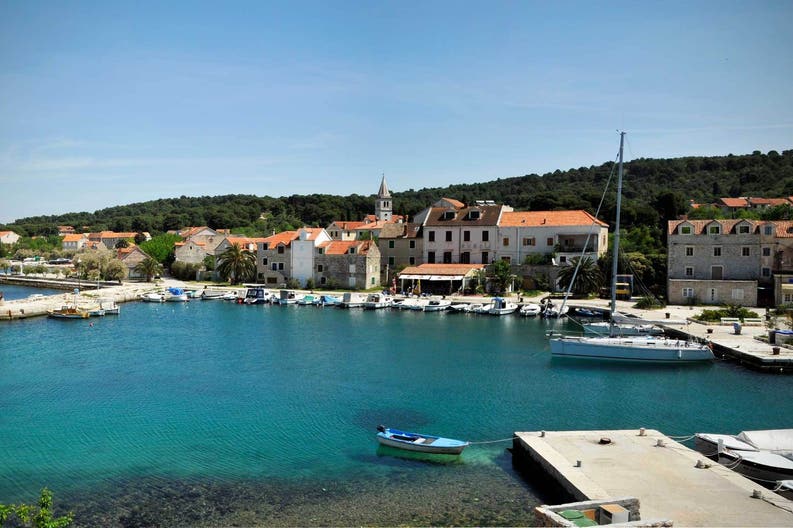 Vista del porto di Zut in Croazia