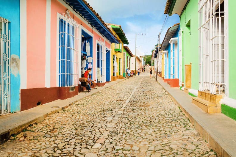 colorful-traditional-houses-trinidad-cuba-183600347