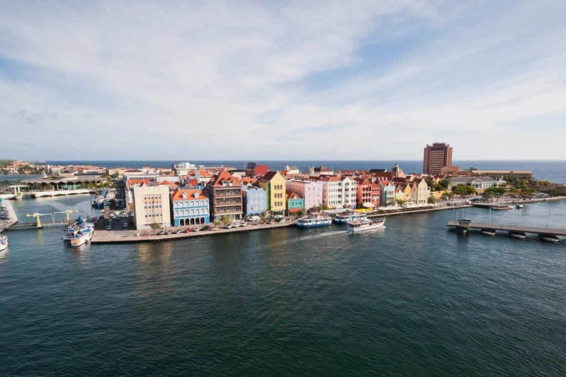 Veduta aerea di edifici colorati a Willemstad nel Curacao