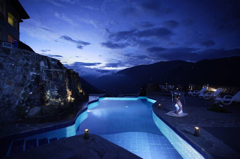 piscina-grande-con-agua-caliente-volca-nica-luna-runtun-hotel-ban-os-ecuador