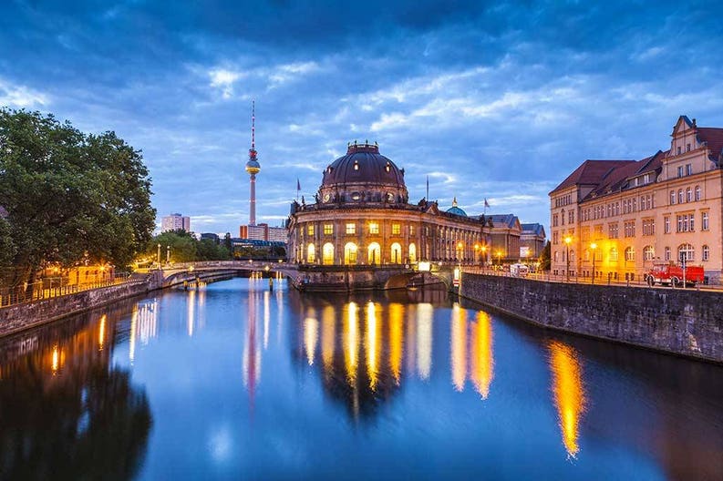 berlin-pretty-night-time-illuminations-of-the-museum-island