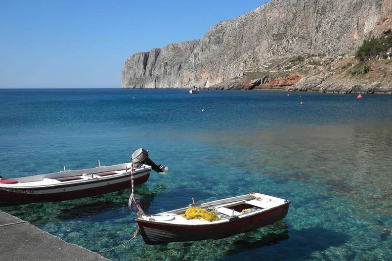 Grecia barche mare Barche ormeggiate sul mare cristallino della Grecia