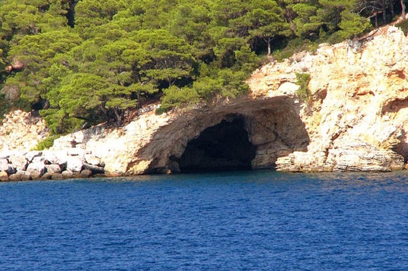 Vista di una grotta naturale ad Alonissos in Grecia