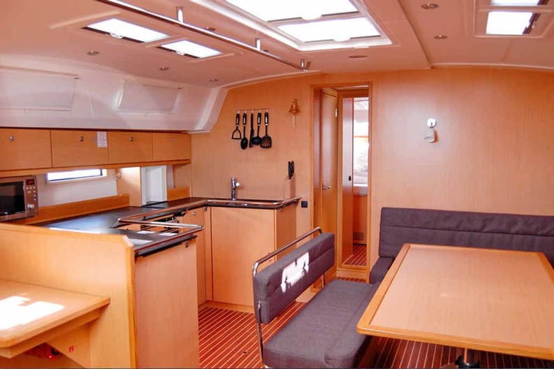 bavaria-cruiser-50-interior-01