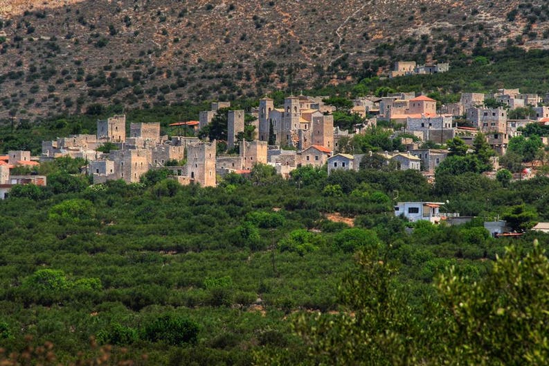 Vista della città di Kotronas nella penisola del Mani in Grecia