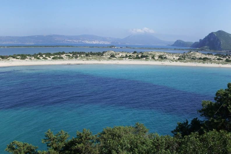 Vista del mare di Pylos in Grecia