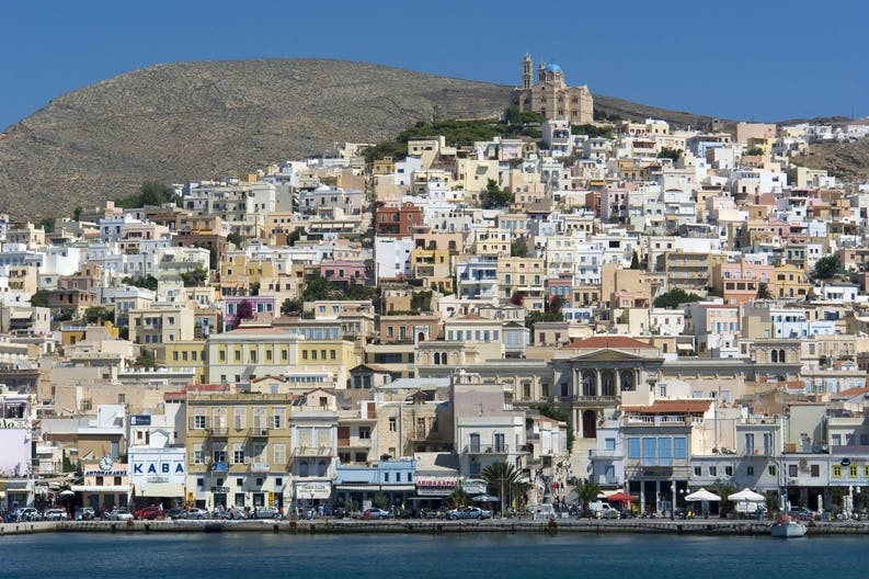 Vista dal mare della città di Skyros in Grecia