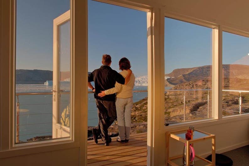 Terrazzo privato di una camera da letto del Glacier Lodge Eqi in Groenlandia