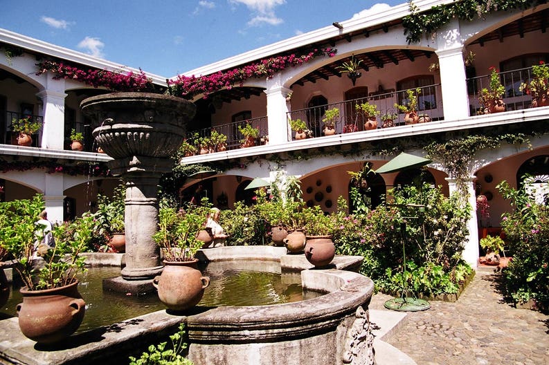 guatemala-quiche-chichicastenango-santo-tomas-hotel-courtyard-1-bg