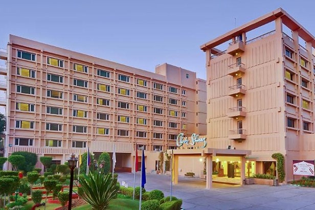 Vista esterna dell'hotel Clarks Shiraz ad Agra in India