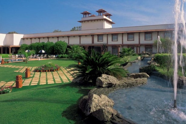 Giardino dell'hotel Clarks Shiraz ad Agra in India
