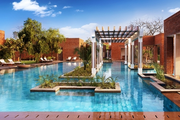 itc-mughal-agra-piscina