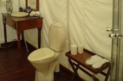 View of the bathroom of the Campo Tendato Allahabad Hotel in India