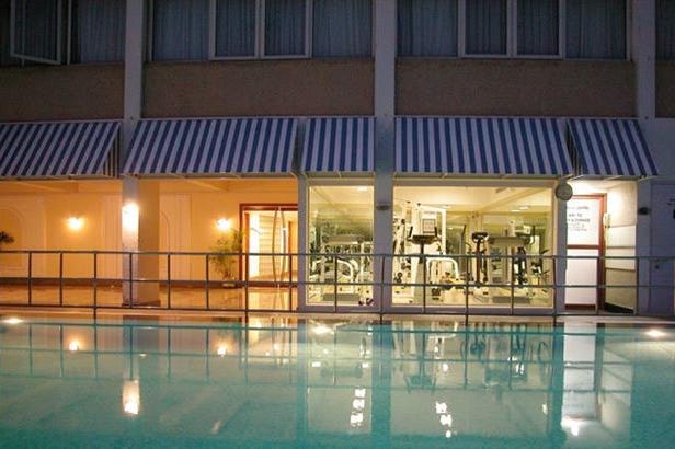 the-gateway-hotel-bangalore-piscina