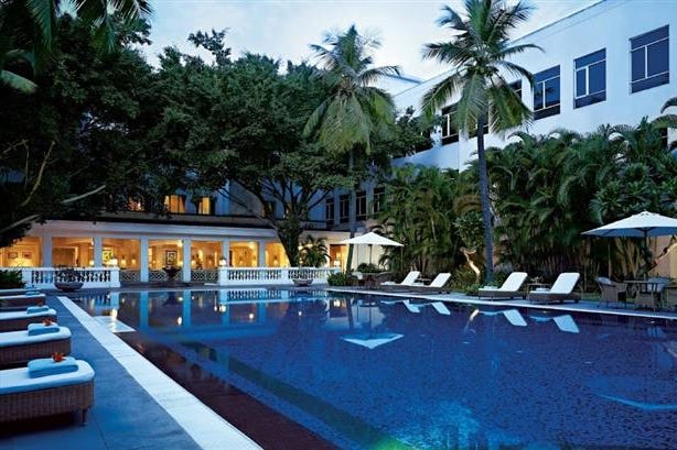 vivanta-by-taj-connemara-chennai-piscina