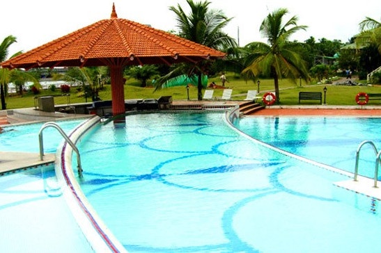 Outdoor swimming pool of Le Meridien Hotel in Cochin in India